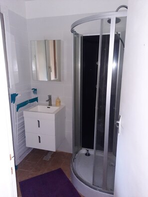 Een douche, een haardroger, handdoeken, zeep
