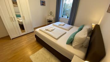 2 Schlafzimmer, Schreibtisch, Bügeleisen/Bügelbrett, Reisekinderbett