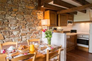 Dining - Cévenol gîte for 4 people with swimming pool in Barre-des-Cévennes, Lozère (Barre-des-Cévennes)