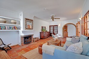 Televisión y chimenea 