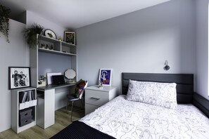 Desk, laptop workspace, blackout curtains, iron/ironing board - Yugo Kavanagh Court (Dublin)