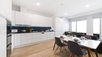 Habitación doble | Cocina compartida | Refrigerador con congelador, microondas, horno y parrilla de estufa