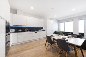 Habitación doble | Cocina compartida | Frigorífico grande, microondas, horno y placa de cocina