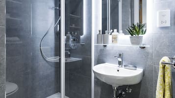 Phòng đôi | Phòng tắm | Buồng tắm vòi sen, máy sấy tóc, khăn tắm