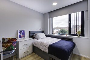 Bureau, espace de travail pour ordinateur portable, rideaux occultants