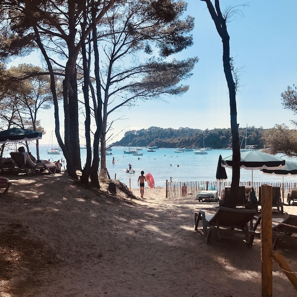 Una spiaggia nelle vicinanze