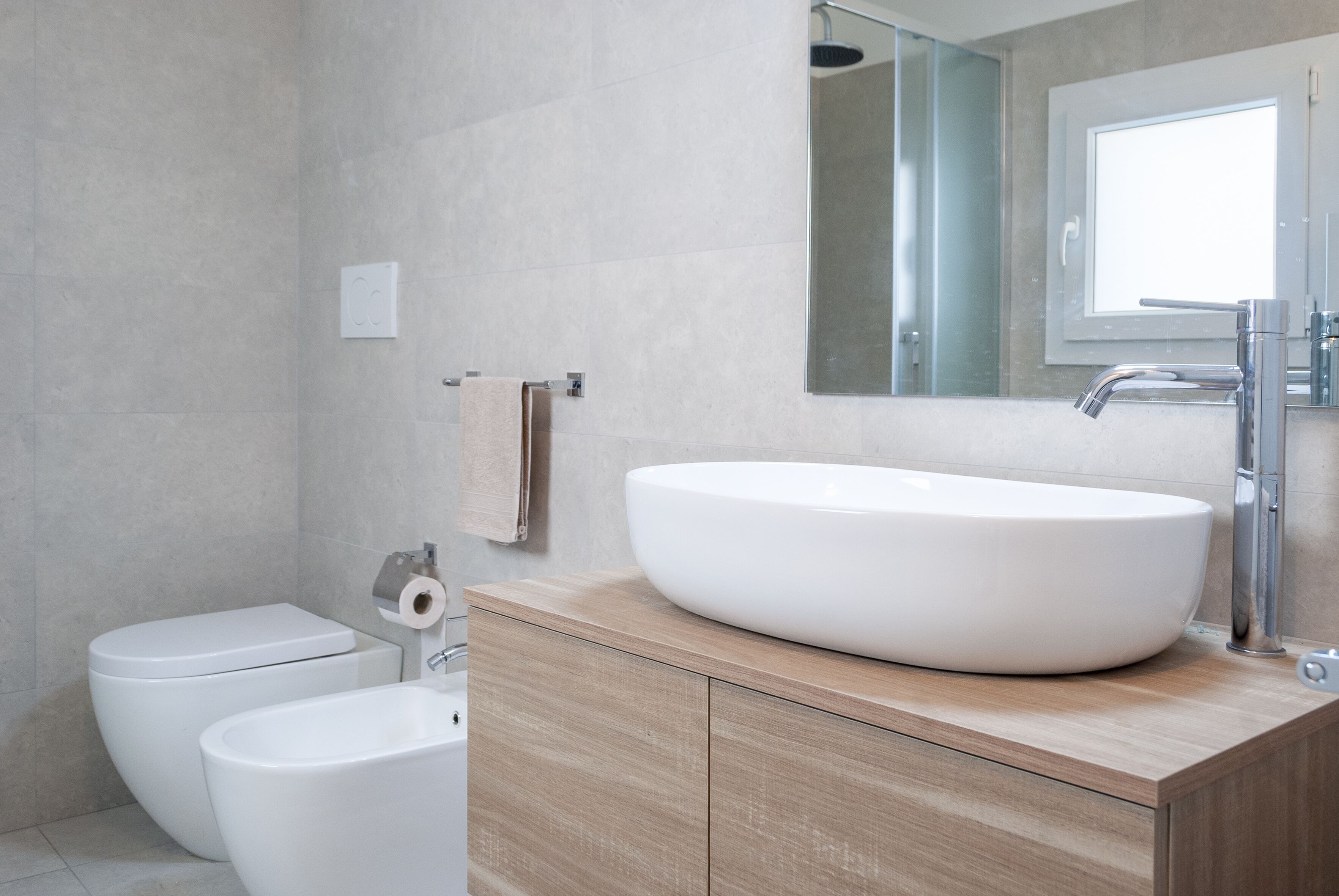 Regadera, secadora de cabello, bidet, toallas 
