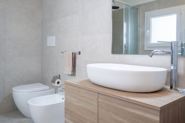 Dusche, Haartrockner, Bidet, Handtücher