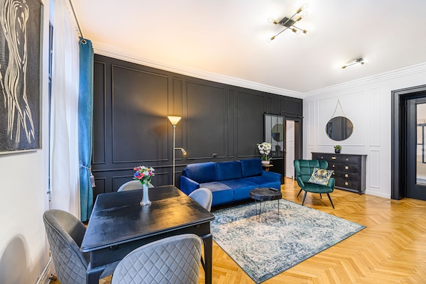 Apartemen Premier | Area keluarga | Televisi 120-cm dengan saluran TV kabel, Netflix, dan layanan streaming