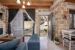 Villa | Zona de estar | Una Smart TV, una chimenea, Netflix, servicios de streaming