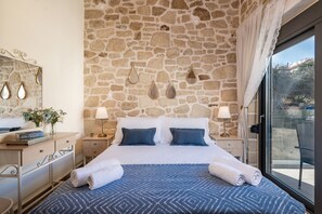 Huvila | Tallelokero huoneessa, kannettavalle tietokoneelle sopiva työtila