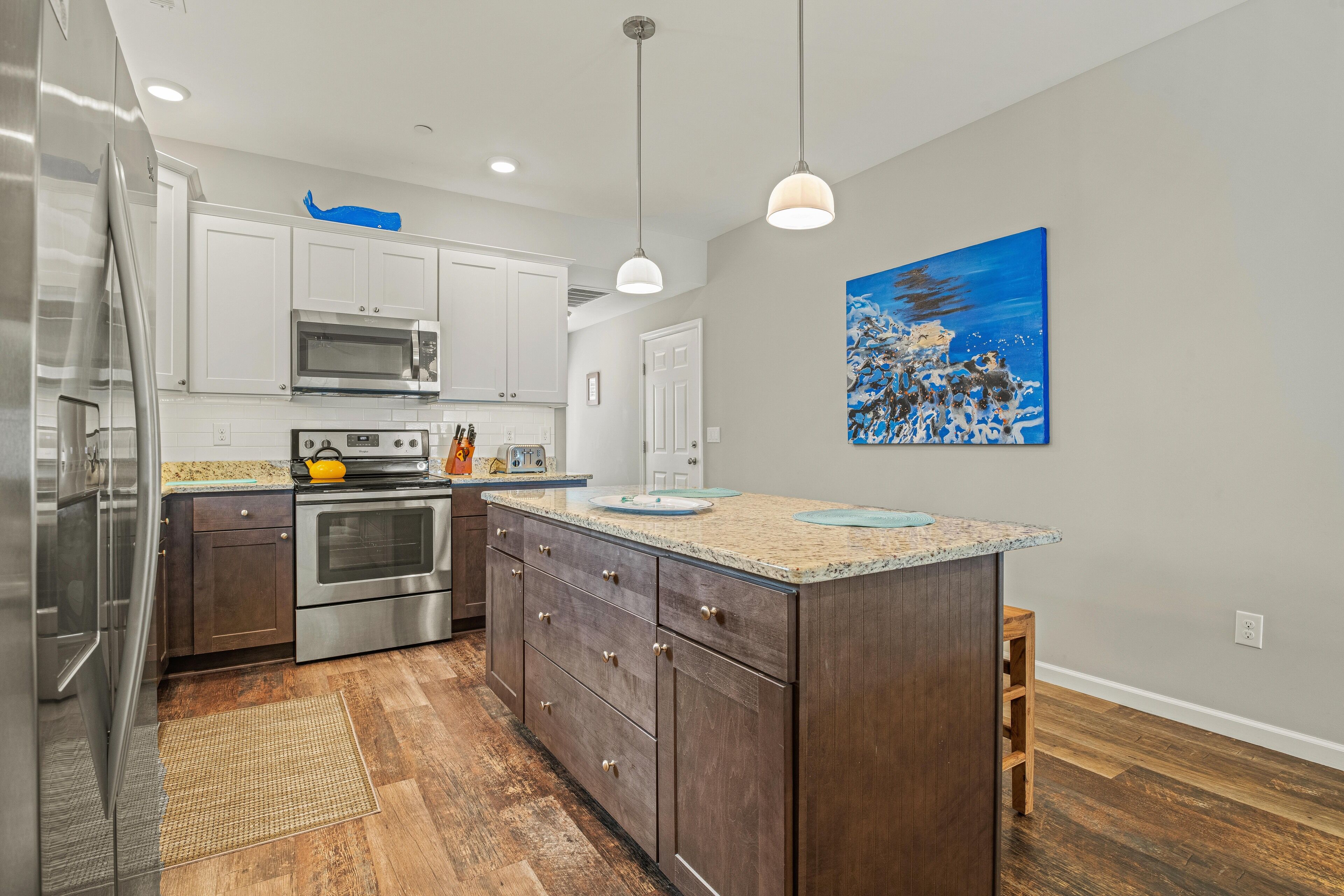 Tangerine Dream at Devonshire Place ,Beautiful expansive property close to the beach + great amenities