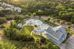 Exterior - Tangerine Dream at Devonshire Place ,Beautiful expansive property close to the beach + great amenities (Kill Devil Hills)