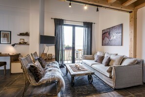 Smart-TV, Bücher, Musikbibliothek, Stereoanlage