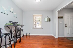 In-room dining - The Cliffdale Cottage (Fayetteville)