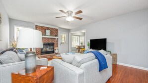 Living room - The Cliffdale Cottage (Fayetteville)