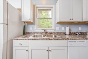 Microwave, dishwasher, coffee/tea maker, cookware/dishes/utensils - The Terry Sanford Guest House Apt C (Fayetteville)