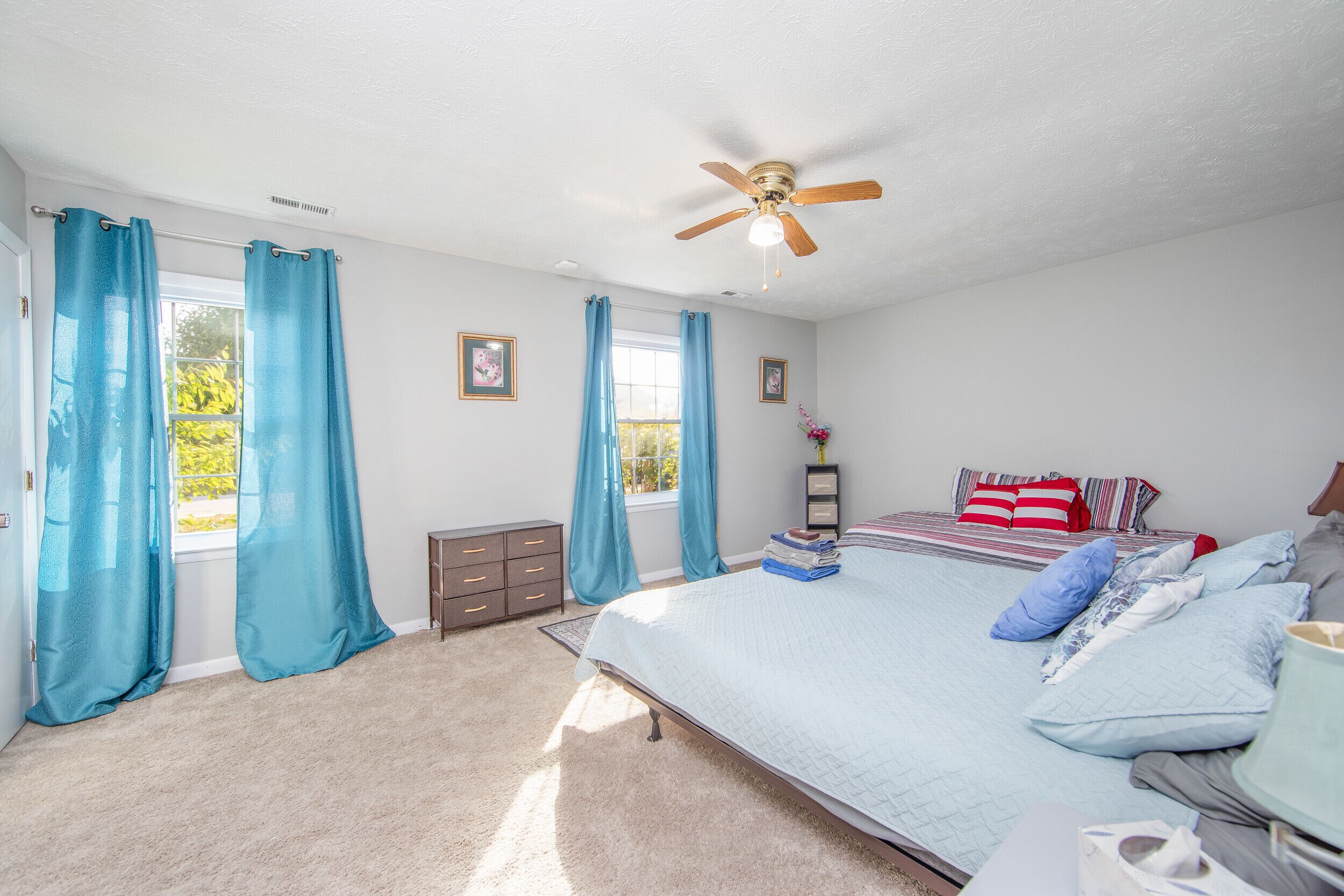 4 bedrooms, bed sheets