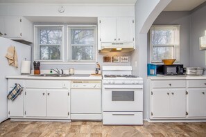 Microwave, dishwasher, coffee/tea maker, cookware/dishes/utensils - The Woodside Guest House (Fayetteville)