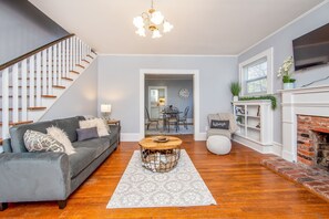 Living room - The Woodside Guest House (Fayetteville)