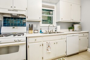 Microwave, dishwasher, coffee/tea maker, cookware/dishes/utensils