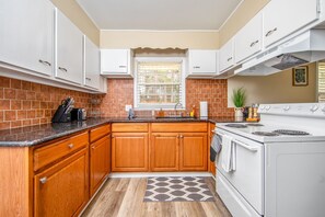 Microwave, coffee/tea maker, cookware/dishes/utensils - Cape Fear Cottage (Fayetteville)