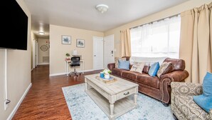 Living room - Cape Fear Cottage (Fayetteville)