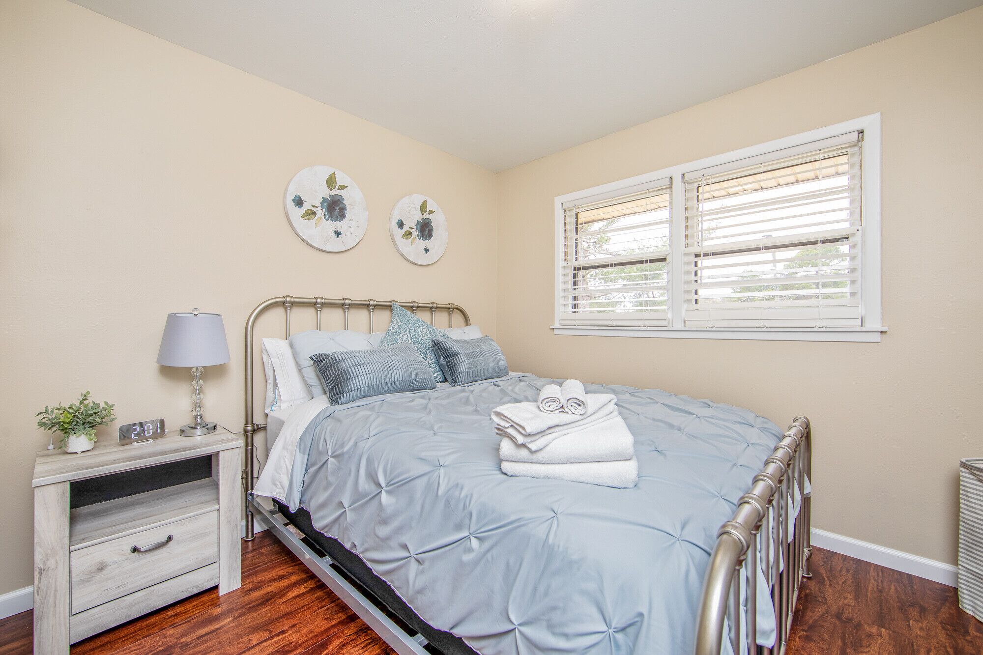 3 bedrooms, bed sheets