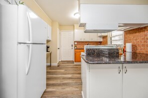 微波爐、咖啡機/沖茶器、鍋具/餐盤/廚房用品