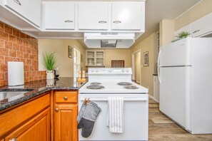 微波爐、咖啡機/沖茶器、鍋具/餐盤/廚房用品