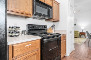 Microondas, lavavajillas, cafetera y tetera y utensilios de cocina 