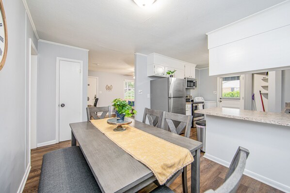 In-room dining - Reilly Road Ranch (Fayetteville)