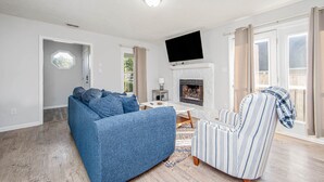 Living room - Charbonneau Cottage (Fayetteville)
