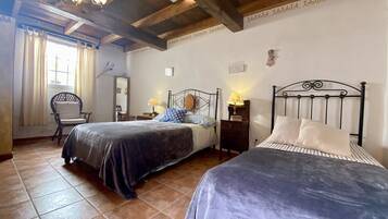 2 slaapkamers, een strijkplank/strijkijzer, gratis wifi, beddengoed