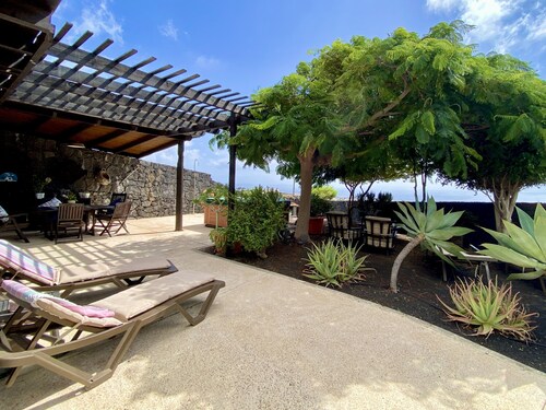Finca with breathtaking sea views in La Asomada hillside, Lanzarote 