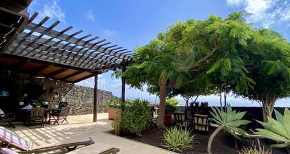 Finca with breathtaking sea views in La Asomada hillside, Lanzarote