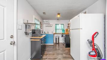 House, 1 Bedroom, Kitchen | Private kitchen | Microwave, coffee/tea maker, cookware/dishes/utensils