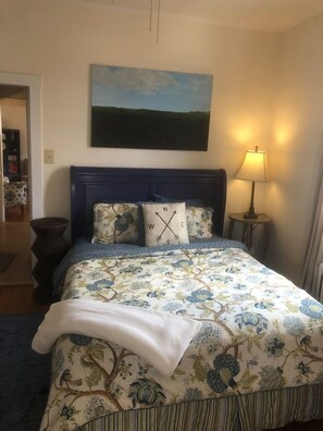 1 bedroom, iron/ironing board, WiFi, bed sheets - Pretty Little Apt by the Train II (Winchester)