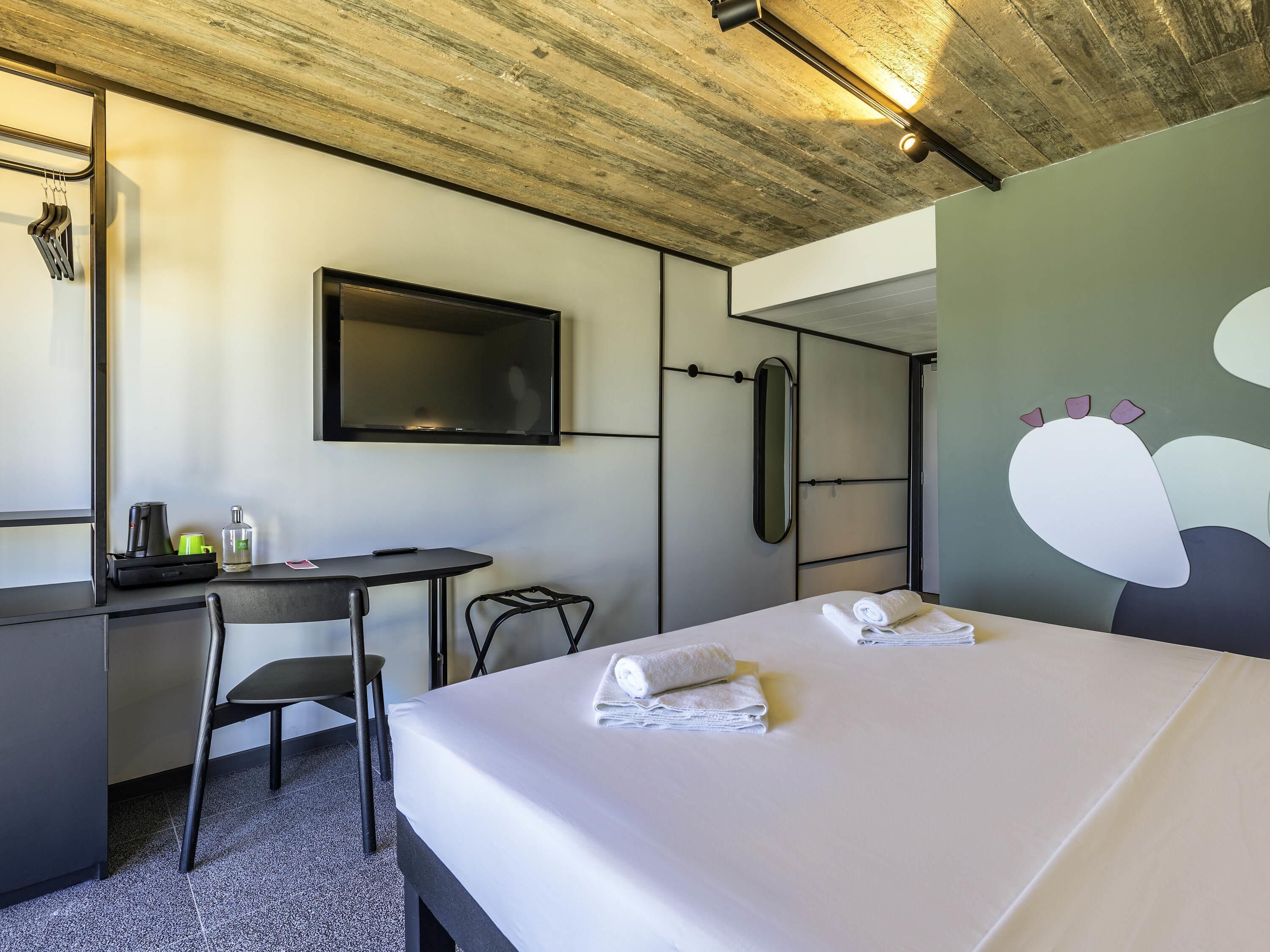 标准房, 城市景观 | 高档床上用品、客房内保险箱、遮光窗帘、隔音