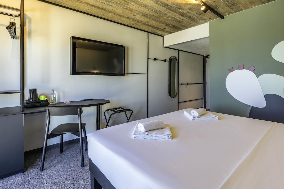 Standard Room, City View | Premium bedding, in-room safe, blackout drapes, soundproofing