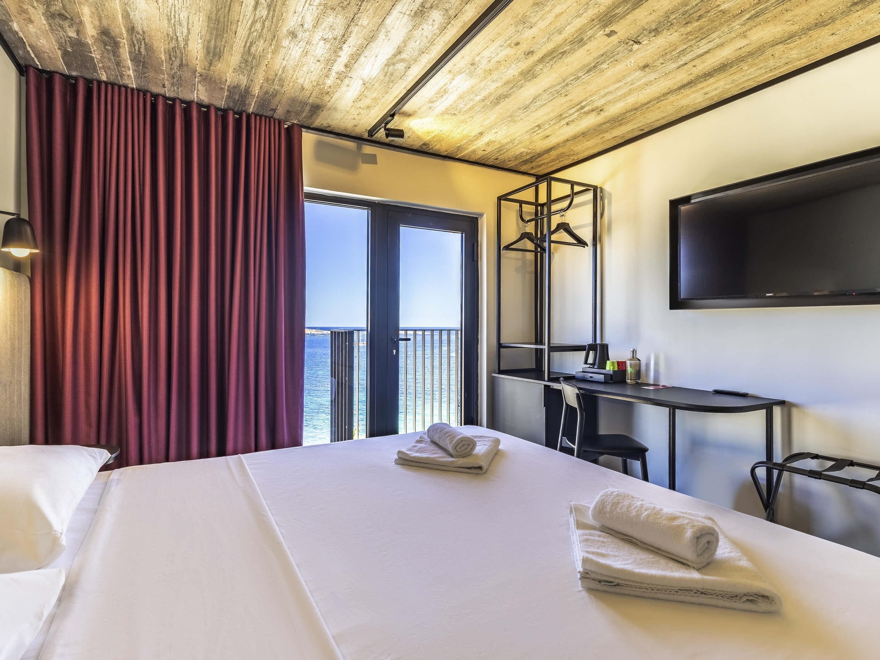 Standaard kamer, uitzicht op de stad | Luxe beddengoed, een kluis op de kamer, verduisterende gordijnen