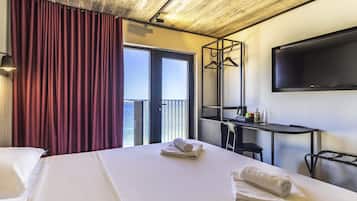 Quarto standard, vista para a cidade | Roupas de cama premium, cofres nos quartos, cortinas blackout