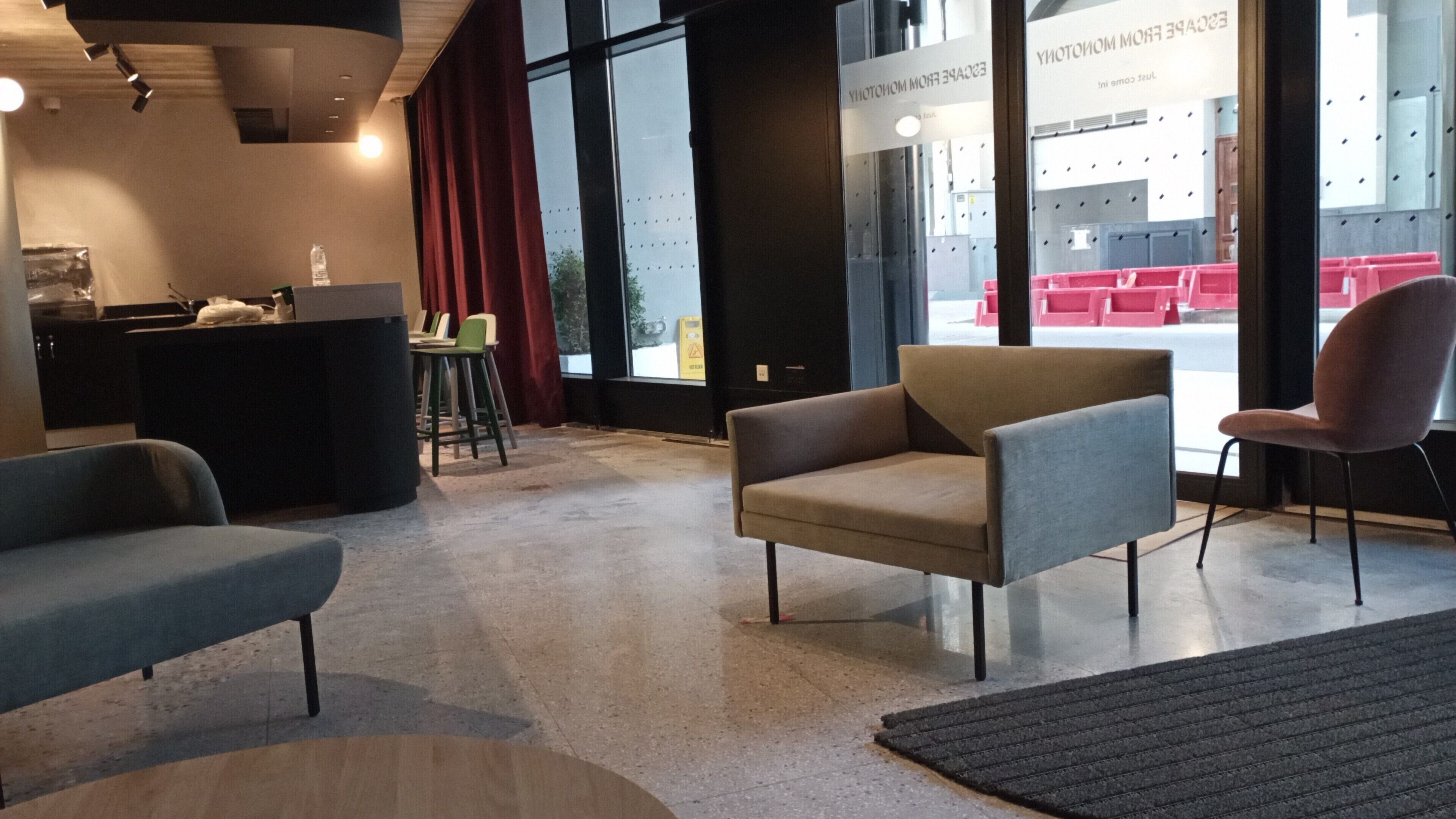 Un interior moderno con zona de estar, cocina y ventanas amplias.