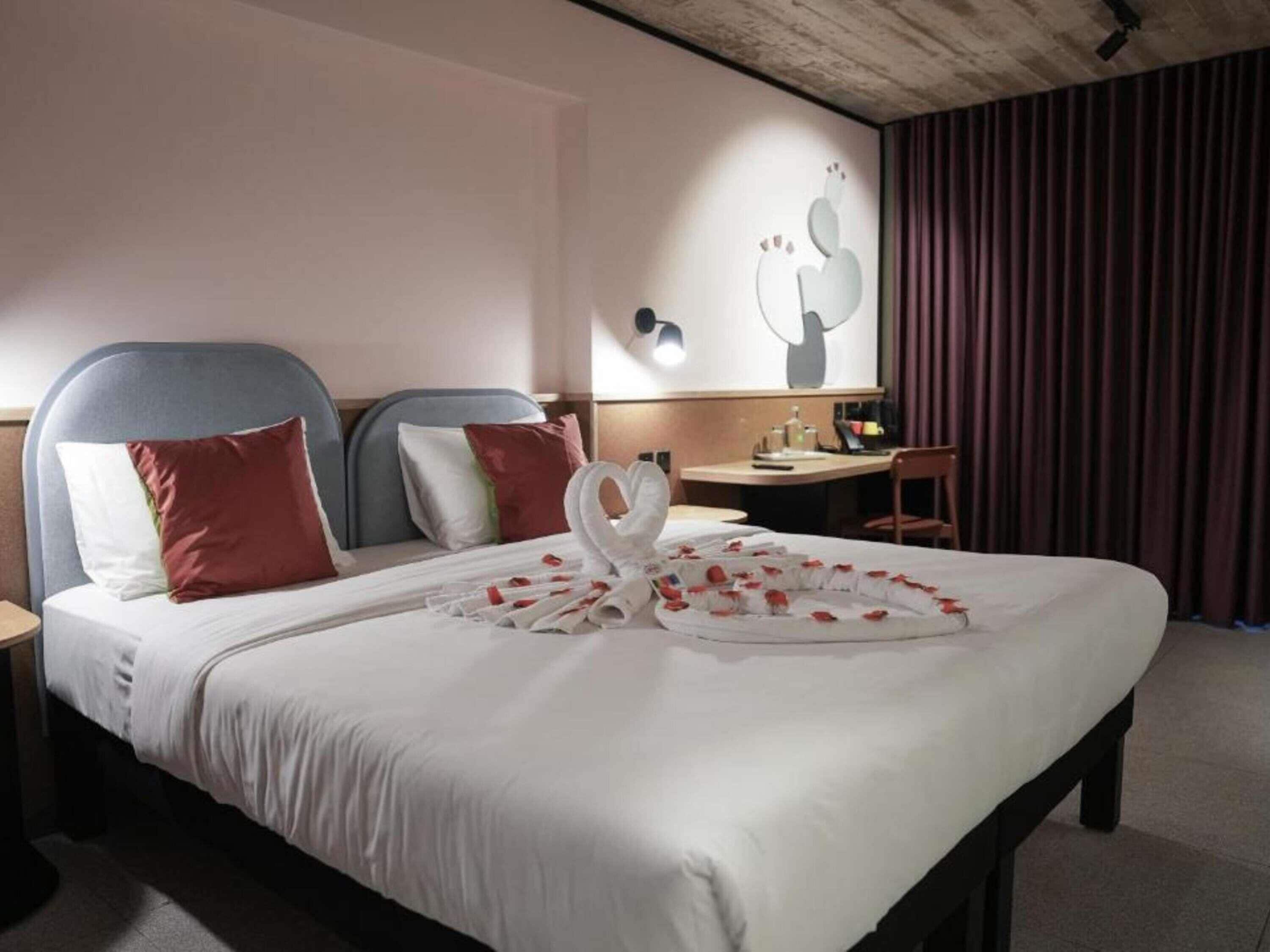 Quarto standard, vista para a cidade | Roupas de cama premium, cofres nos quartos, cortinas blackout