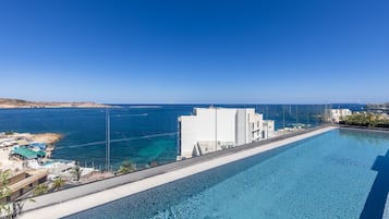 Piscine extérieure en saison, accès possible de 7 h à 20 h, parasols