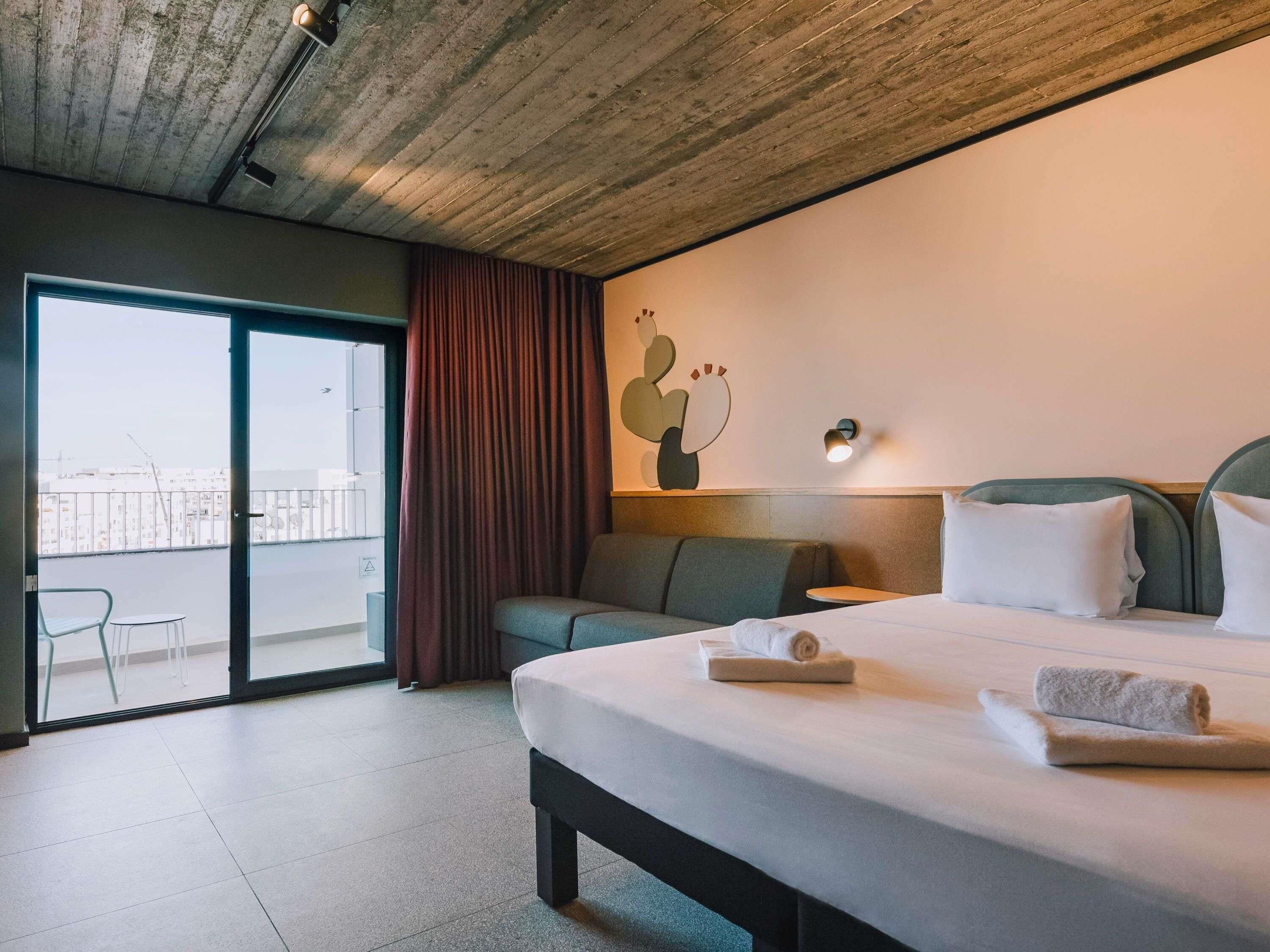 Habitación superior, vistas a la ciudad | Ropa de cama de alta calidad, caja fuerte, cortinas opacas