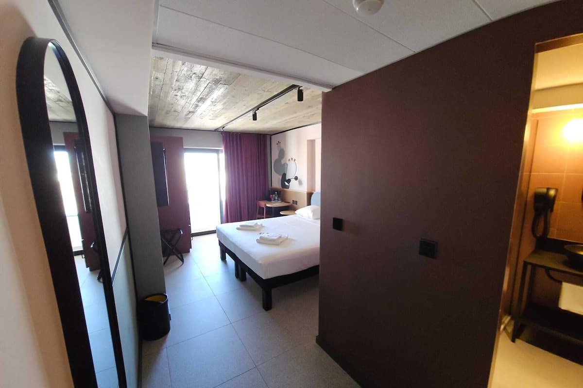 Standard Room, City View | Premium bedding, in-room safe, blackout drapes, soundproofing