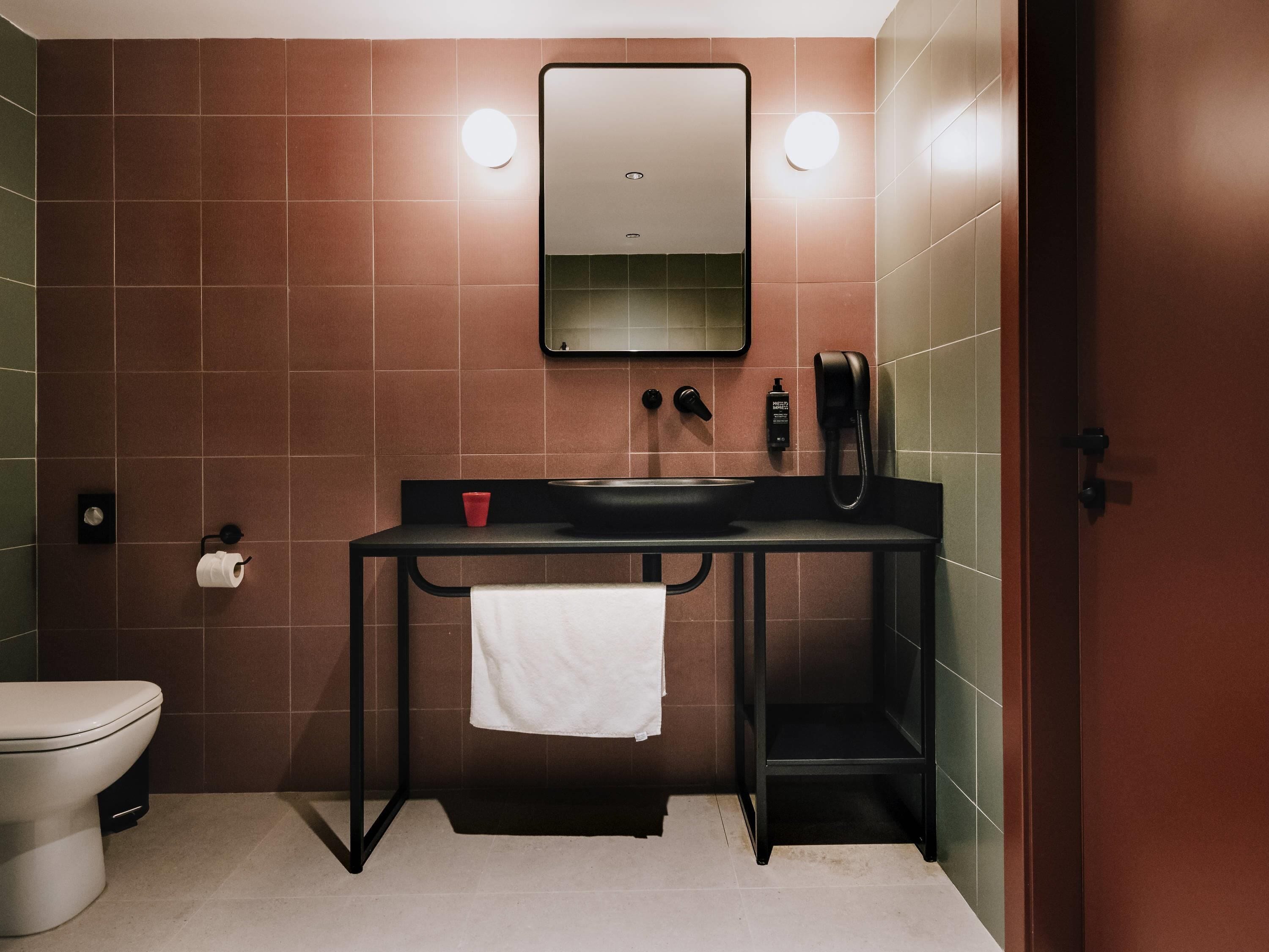 Sengetøy av topp kvalitet, safe på rommet og blendingsgardiner