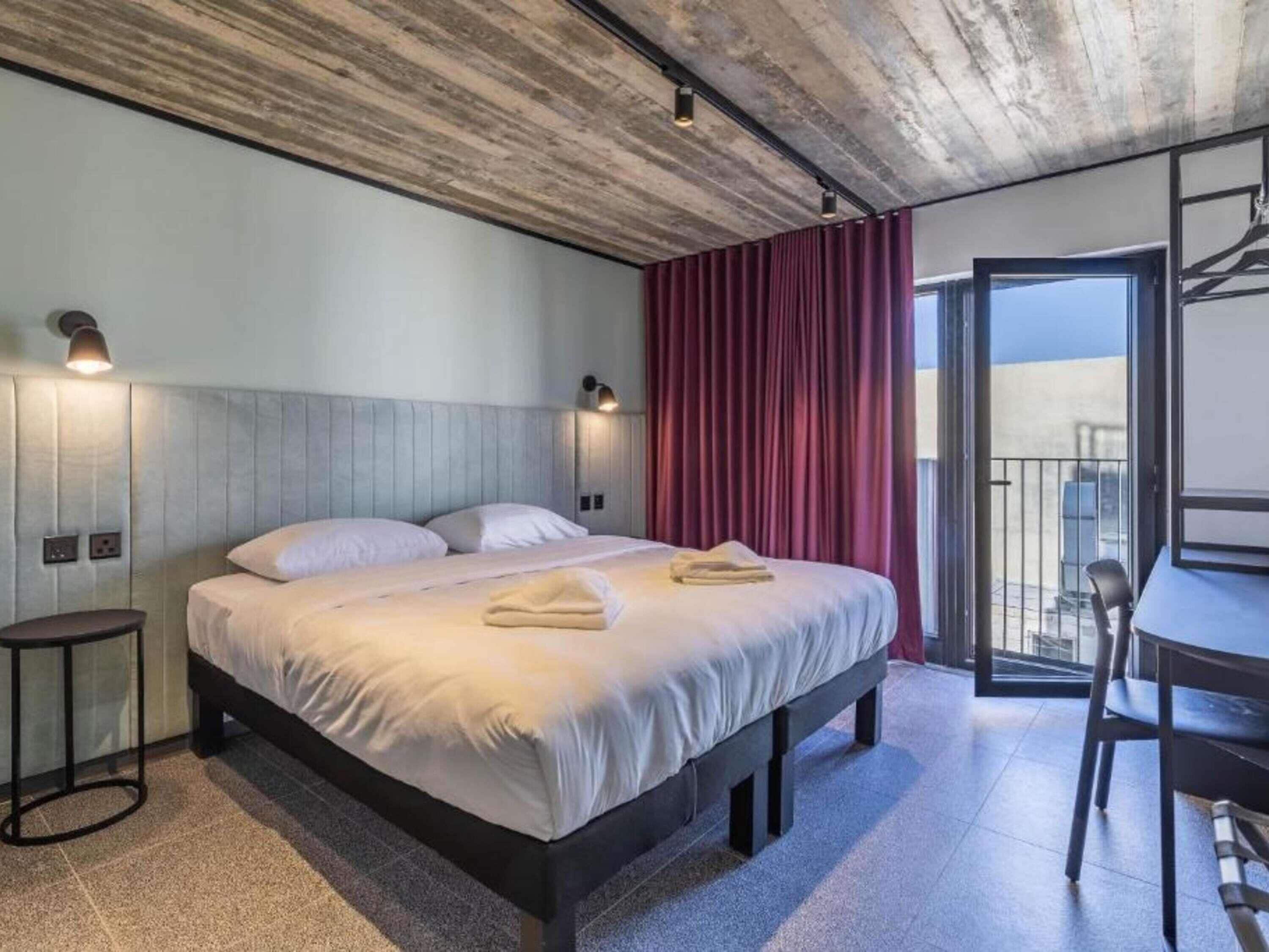 Quarto standard, vista para o pátio | Roupas de cama premium, cofres nos quartos, cortinas blackout