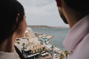 Un paisaje urbano costero con edificios, una playa y vista al mar.